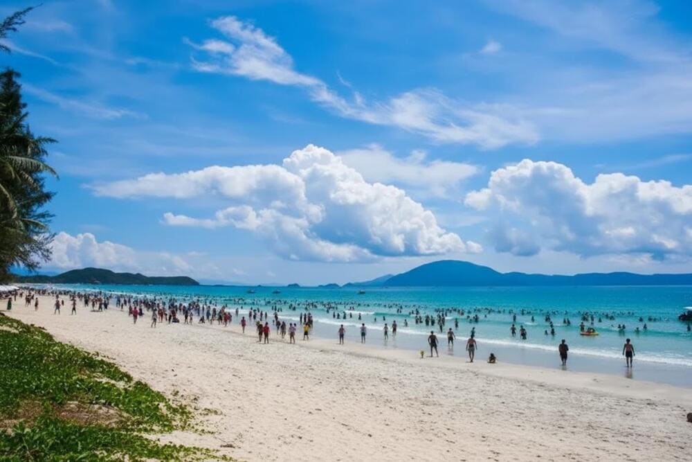 Bãi biển Đồ Sơn nổi tiếng với bờ cát trắng mịn, nước biển trong xanh, thích hợp tắm biển.